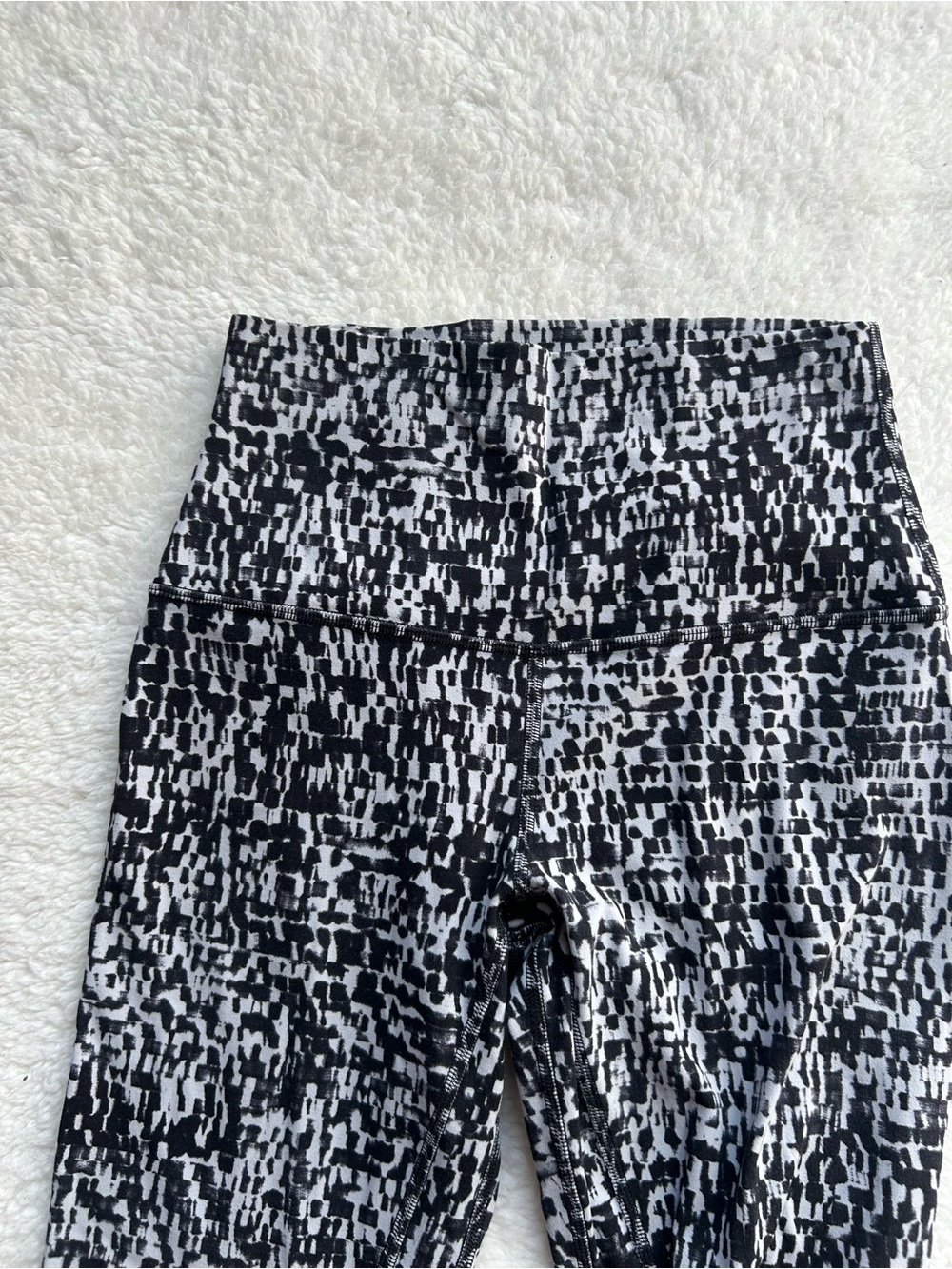 Lululemon Align HighRise Black & White Printed Urban Block Ice Leggings - Picture 3 of 5